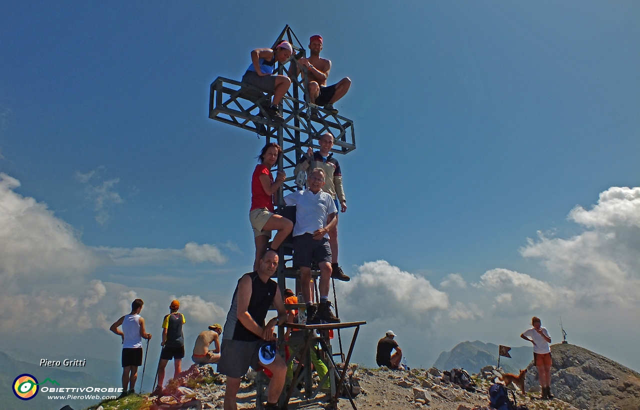 02 Sulla croce del Pizzo Arera (2512 m.).JPG